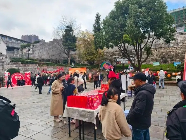 逛历史城垣步道 感受浓浓年味｜书香大拜年